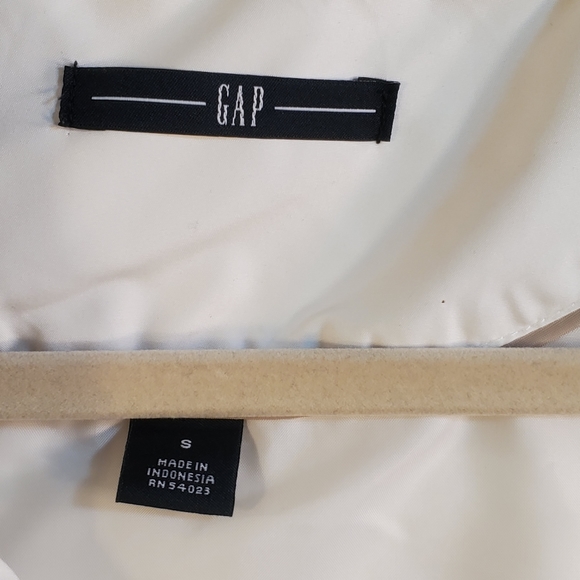 GAP Puffer Vest - Picture 3 of 9